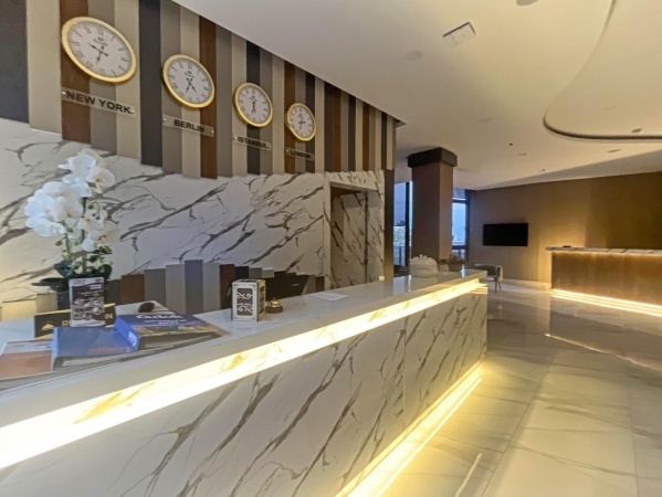 SIDE GOLDEN ROCK ****