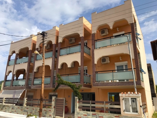 Berlin Apartmanház, busszal