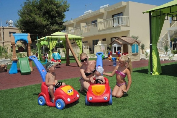 Nelia Gardens Hotel ***